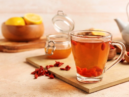 Черен чай с лимон, мед и годжи бери - снимка на рецептата